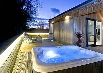 last minute lodges with hot tubs dog friendly