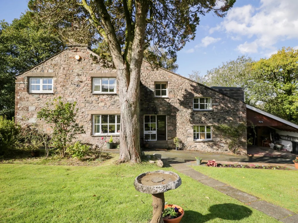 This dog friendly cottages lake district has a large garden for dogs to play in!
