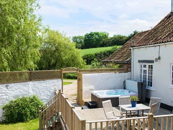 Derwent Cottage veranda with hot tub 