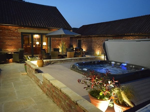 Sykes Lodge outdoor hot tub