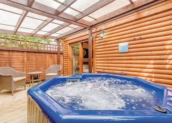 Tilford Woods Lodge Retreat outdoor hot tub