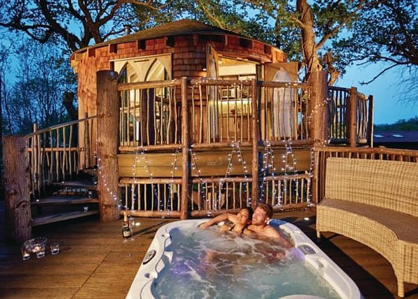 couple relaxing at Woodside Bay Lodge hot tub