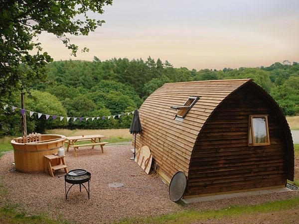 Barrel cabin with a hot tub on the side