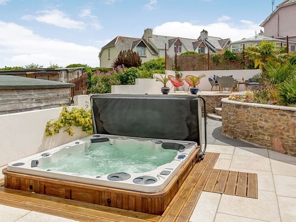 Wrens Perch beautiful terraced house with hot tub