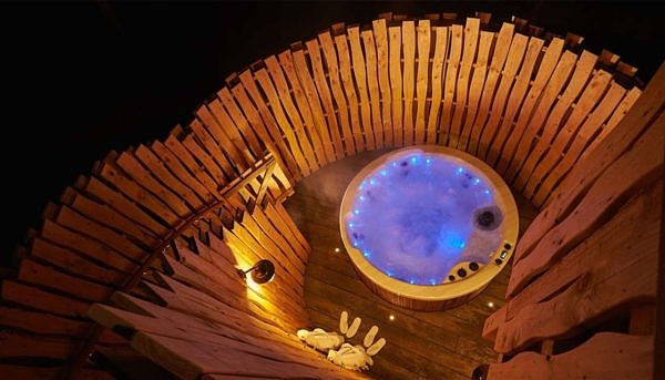 Center Parcs Sherwood Forest tree house private hot tub