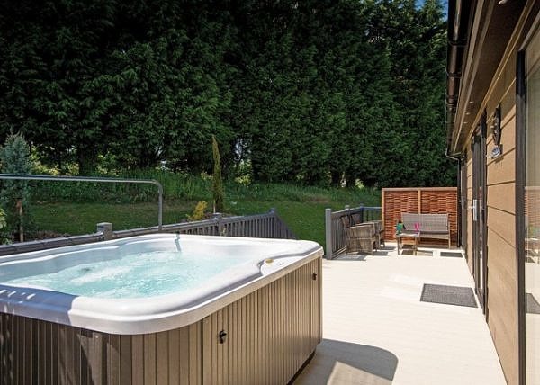 Raywell hall country lodge with hot tub