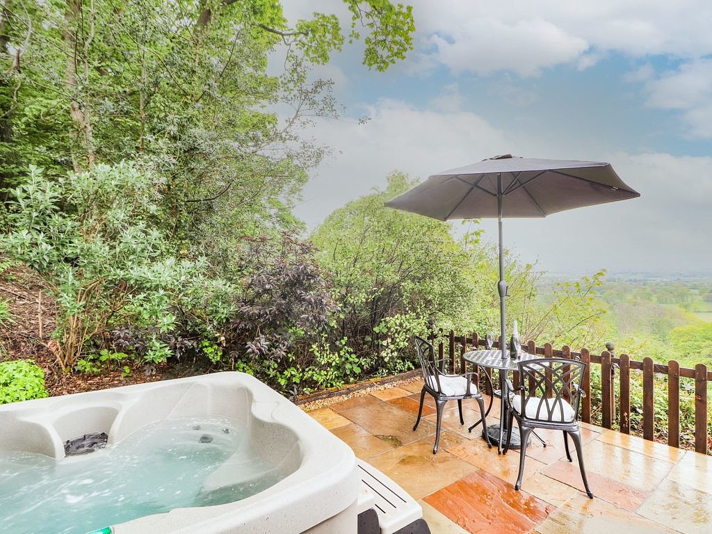 Hot Tub at Offas Dyke Escape