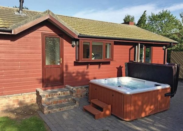 Hollybrook Lodge with Hot Tub