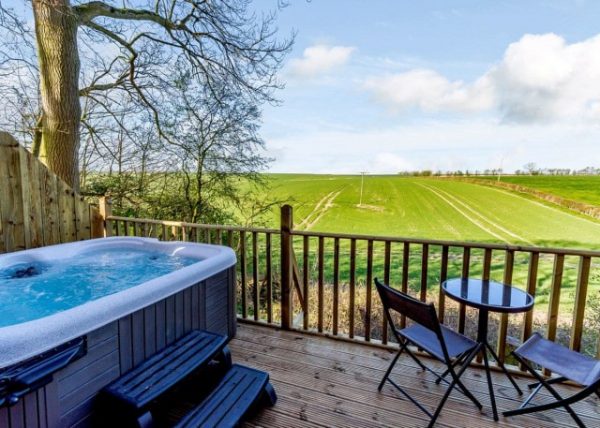 Wold View Farm Lodge with Hot Tub