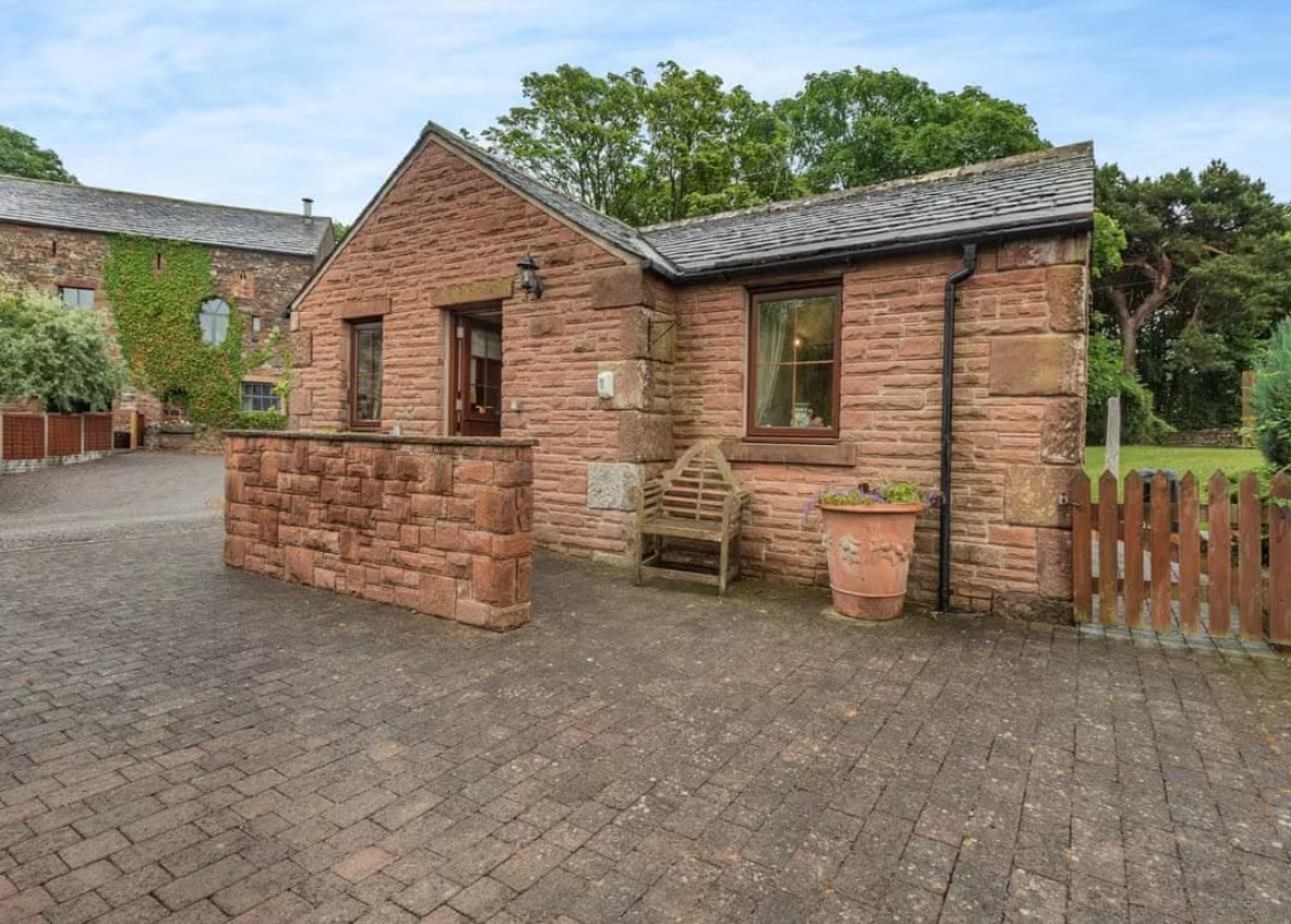 Halls Bank Cottage with a hot tub in Cockermouth