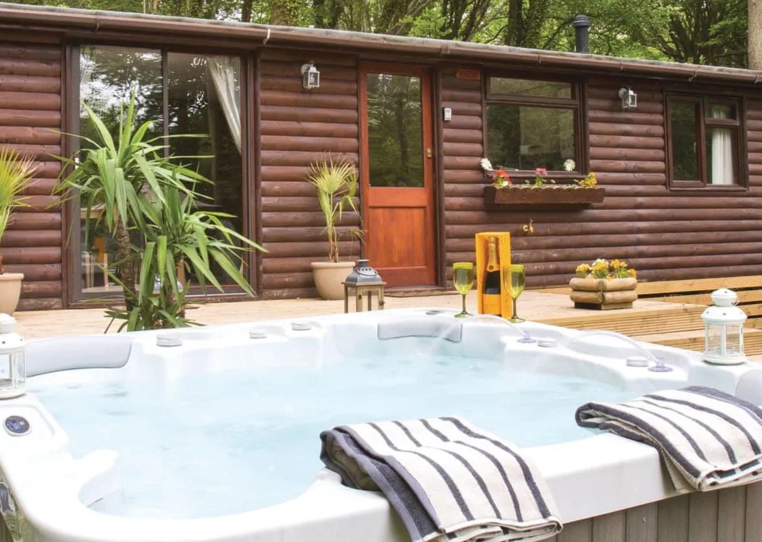 Lodge with a hot tub in Snowdonia, North Wales