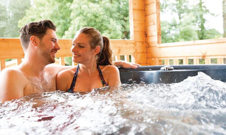 Romantic lodge with hot tub Stoke