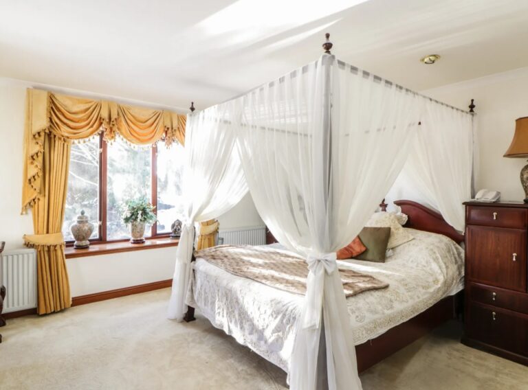 Sleep in a 4-poster bed