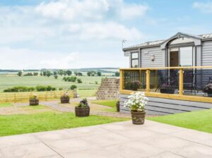 Lodge with a hot tub in Alnwick