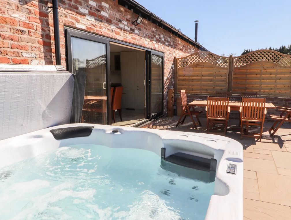 Cottage with hot tub near safari park