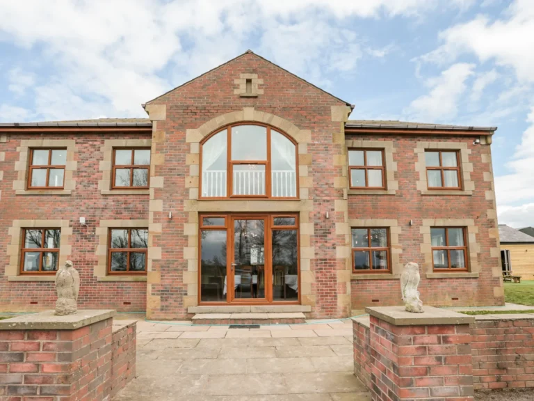 Large cottage with tons of space