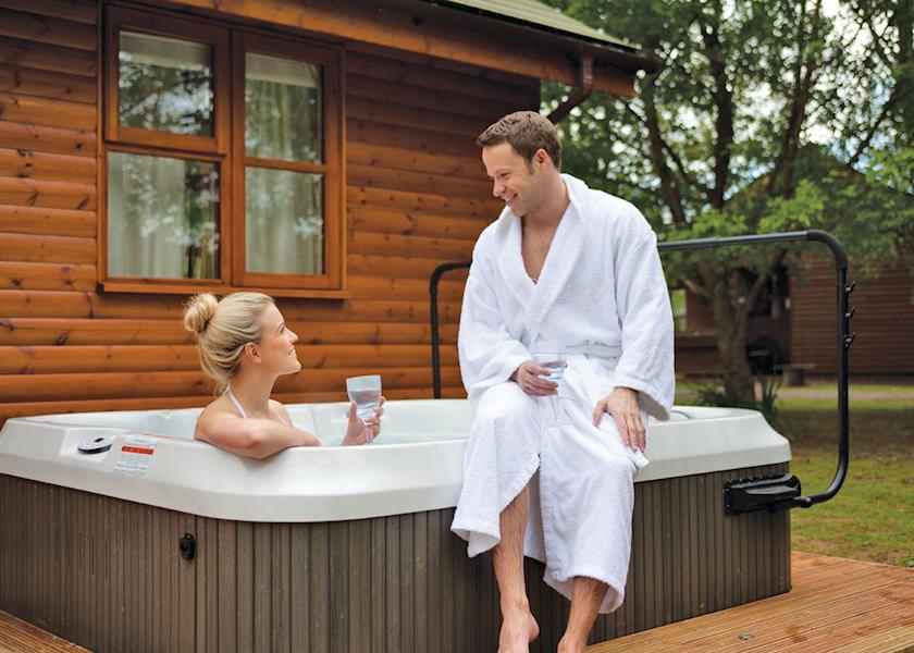 ford farm lodges with hot tubs