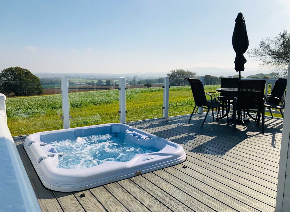 the lakes rookley hot tub