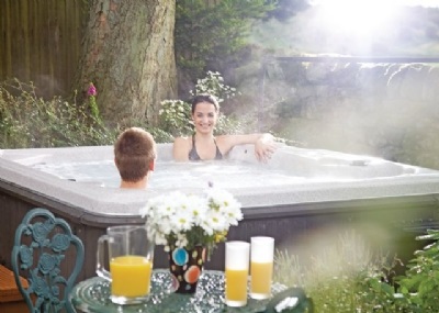 lodges with hot tubs 2025 holidays