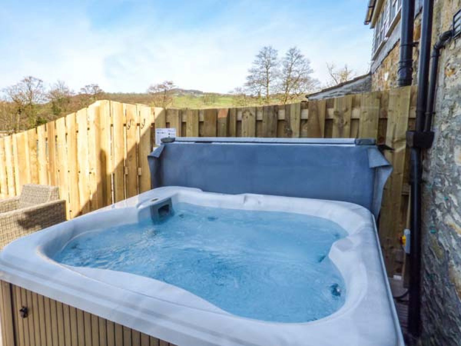 kingfisher cottage with hot tub